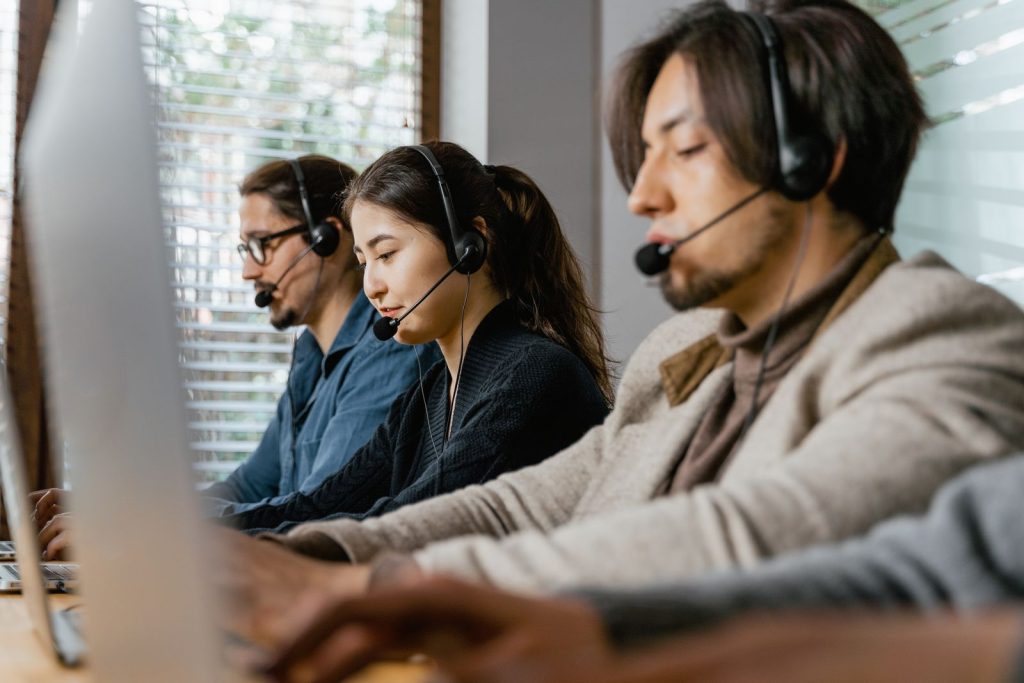 Contactcentermedewerkers met headset aan het werk