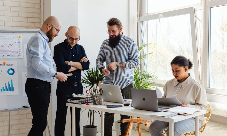 Collega's overleggen samen aan een bureau